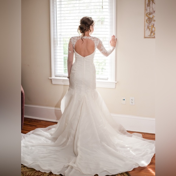 DAVID'S BRIDAL SLEEVE WEDDING DRESS - Picture 2 of 9